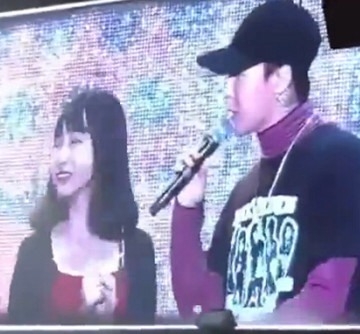 权志龙香港见面会被粉丝亲脸颊 后替女方解围