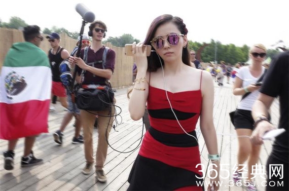 张靓颖《808》英文版上线 登电音节首秀