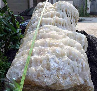 四川现冰洲石晶体 高2.1米折射光线绮丽迷人