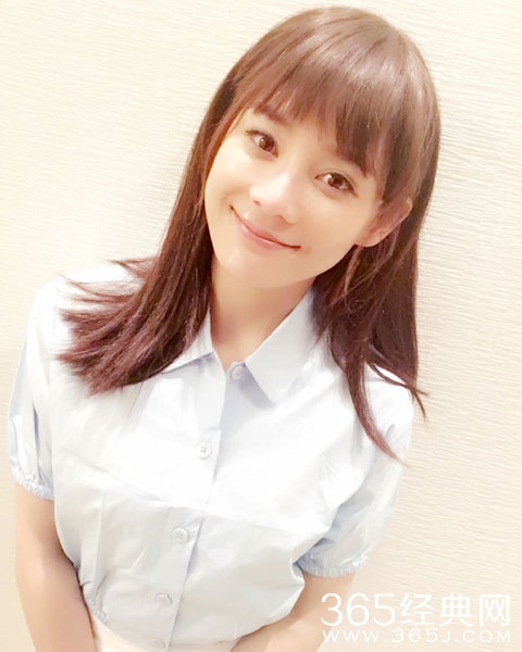 袁姗姗梳齐刘海穿制服 甜美清纯似学生妹