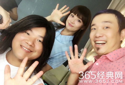 袁姗姗梳齐刘海穿制服 甜美清纯似学生妹