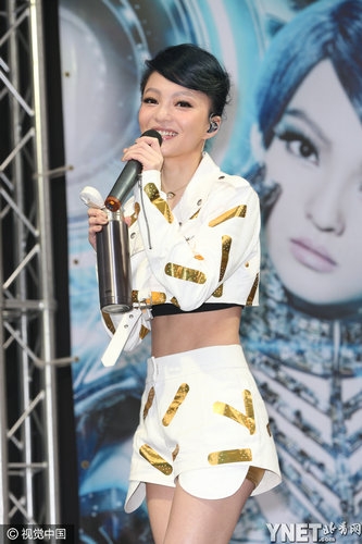 张韶涵弯腰秀豪乳不惧走光 观音菩萨装雷人