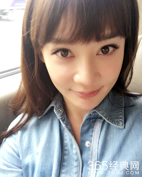 袁姗姗梳齐刘海穿制服 甜美清纯似学生妹