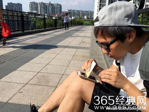 邓超天桥贴膜 网友调侃：你的智障超乎你想象