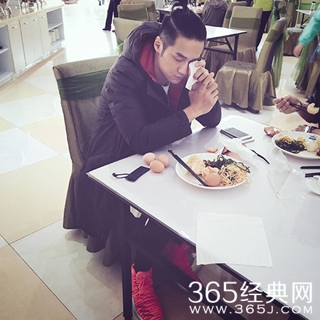 蒋劲夫带伤跑马拉松 3000多米高原狂奔