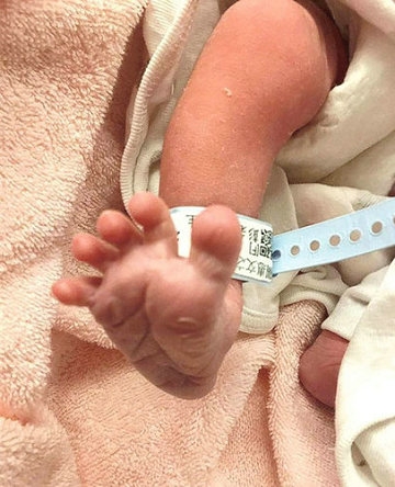 36岁关心妍平安产女 晒女儿小脚照分享喜讯