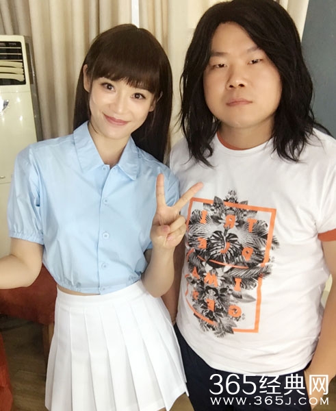 袁姗姗梳齐刘海穿制服 甜美清纯似学生妹