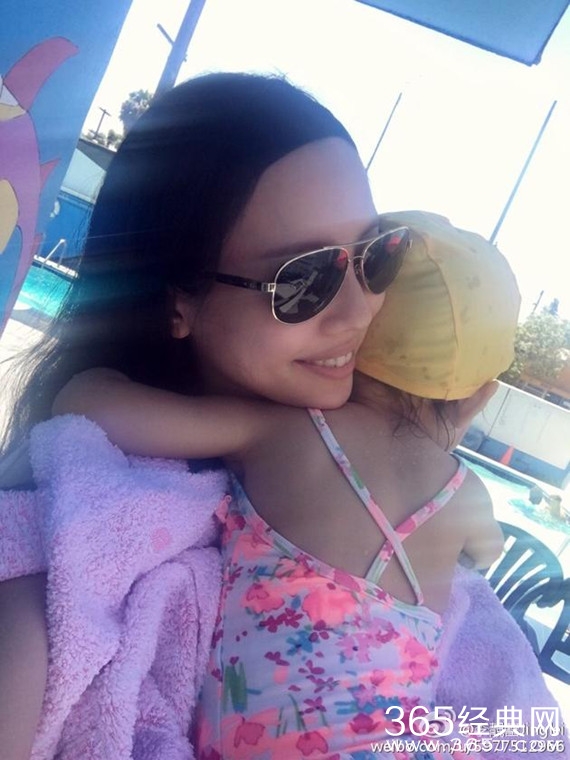 王力宏娇妻带女儿游泳 2岁嘉莉变小美人鱼