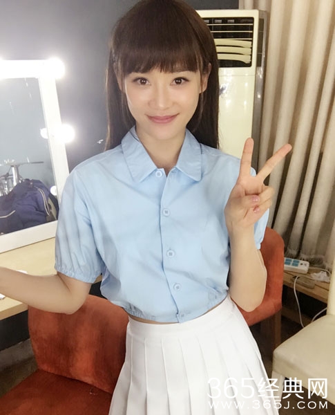 袁姗姗梳齐刘海穿制服 甜美清纯似学生妹
