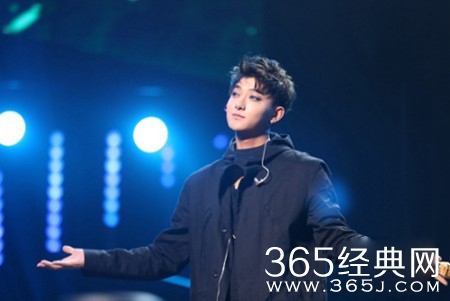 李宇春带伤跳舞 黄子韬含泪演绎《十九岁》