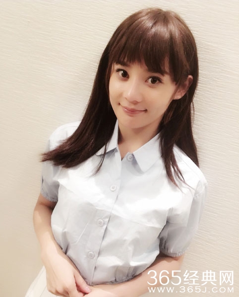 袁姗姗梳齐刘海穿制服 甜美清纯似学生妹