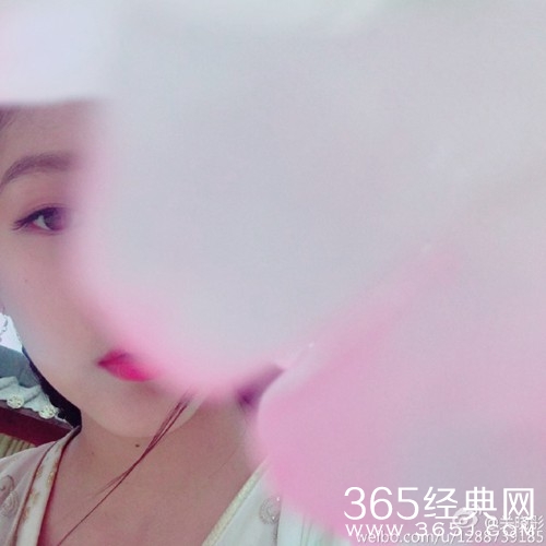 关晓彤晒穿古装撑扇自拍 花瓣半掩面娇媚动人