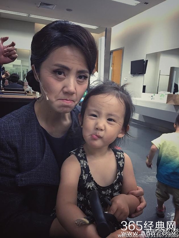 孙莉化老年妆装凶狠 多多妹抢镜卖萌