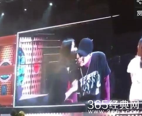 权志龙香港见面会被粉丝亲脸颊 后替女方解围