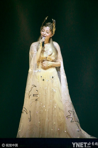 张韶涵弯腰秀豪乳不惧走光 观音菩萨装雷人