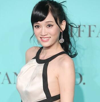 牺牲好大！陈乔恩早年录节目当众脱内衣扔出来