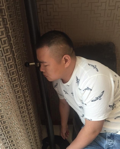 岳云鹏遭虐待坐着打盹 助理：心疼衣架