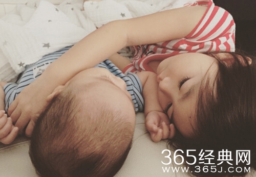 李小鹏妻子晒儿女睡照 网友：画风太甜受不了