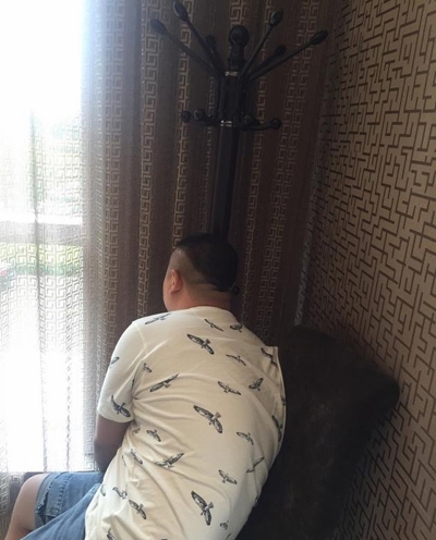 岳云鹏遭虐待坐着打盹 助理：心疼衣架