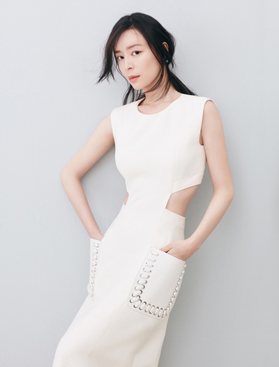 张静初写真曝光 “黑白大片”秀完美腰线