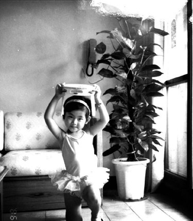 Selina晒童年照感叹美梦成真 儿时就能歌善舞