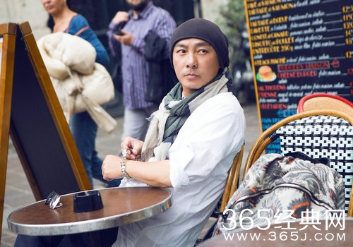 张卫健游走巴黎街头 演绎“行走的萌叔”