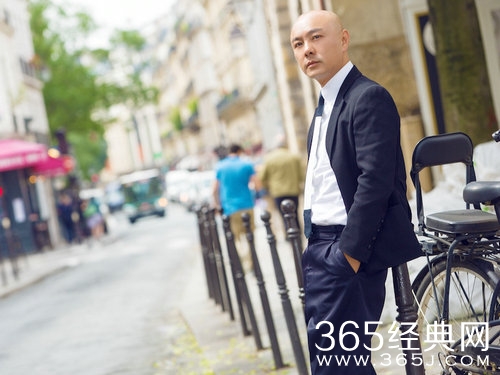 张卫健游走巴黎街头 演绎“行走的萌叔”