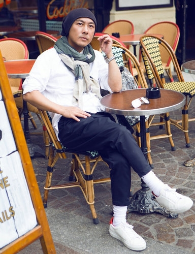 张卫健游走巴黎街头 演绎“行走的萌叔”