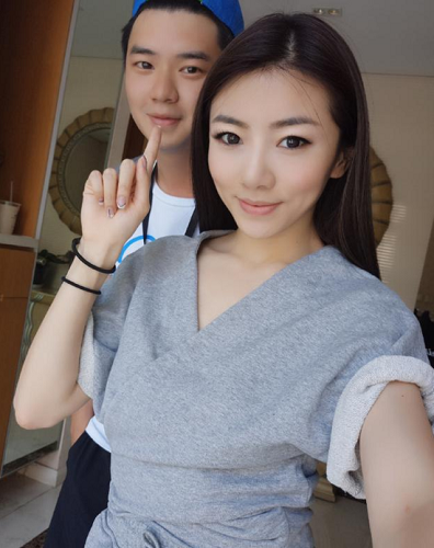 郑恺女友晒弟弟照片 穿姐夫自创潮牌上衣