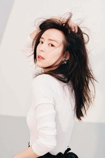 张静初写真曝光 “黑白大片”秀完美腰线