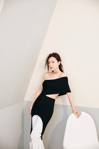 张静初写真曝光 “黑白大片”秀完美腰线