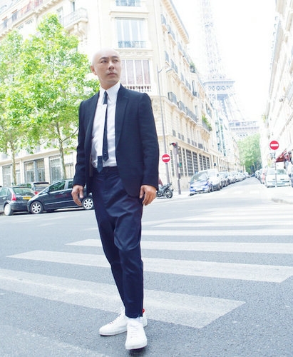 张卫健游走巴黎街头 演绎“行走的萌叔”