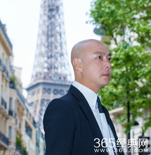 张卫健游走巴黎街头 演绎“行走的萌叔”