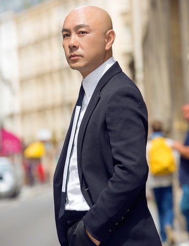 张卫健游走巴黎街头 演绎“行走的萌叔”