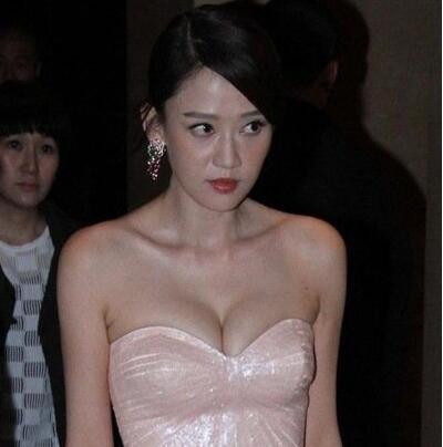 牺牲好大！陈乔恩早年录节目当众脱内衣扔出来