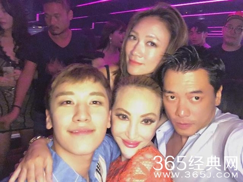 香港整容名媛与胜利自拍 蛇精脸比以前更尖了