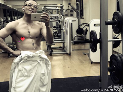 杨烁钻石胸引网友舔屏：身材好过黄晓明