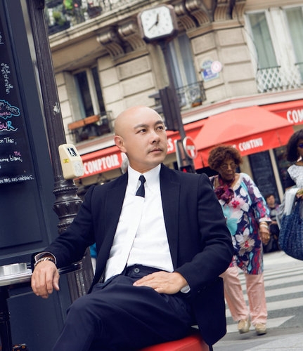 张卫健游走巴黎街头 演绎“行走的萌叔”