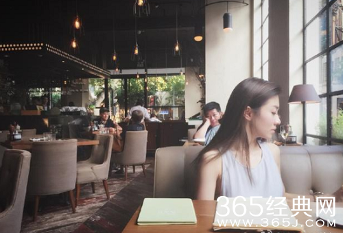 郑恺女友晒弟弟照片 穿姐夫自创潮牌上衣