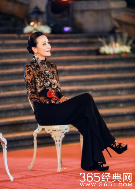 刘嘉玲首谈婚姻生活：梁朝伟剧本堆成山