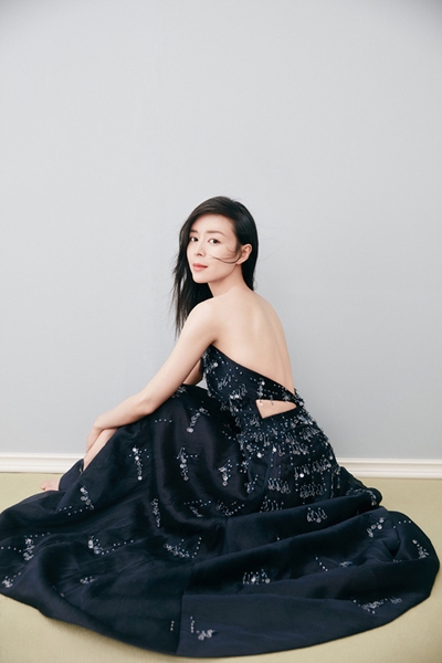 张静初写真曝光 “黑白大片”秀完美腰线