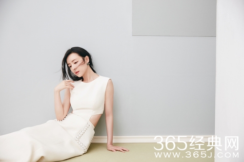 张静初写真曝光 “黑白大片”秀完美腰线