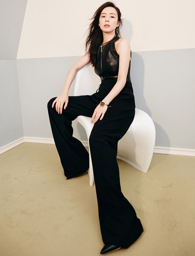 张静初写真曝光 “黑白大片”秀完美腰线