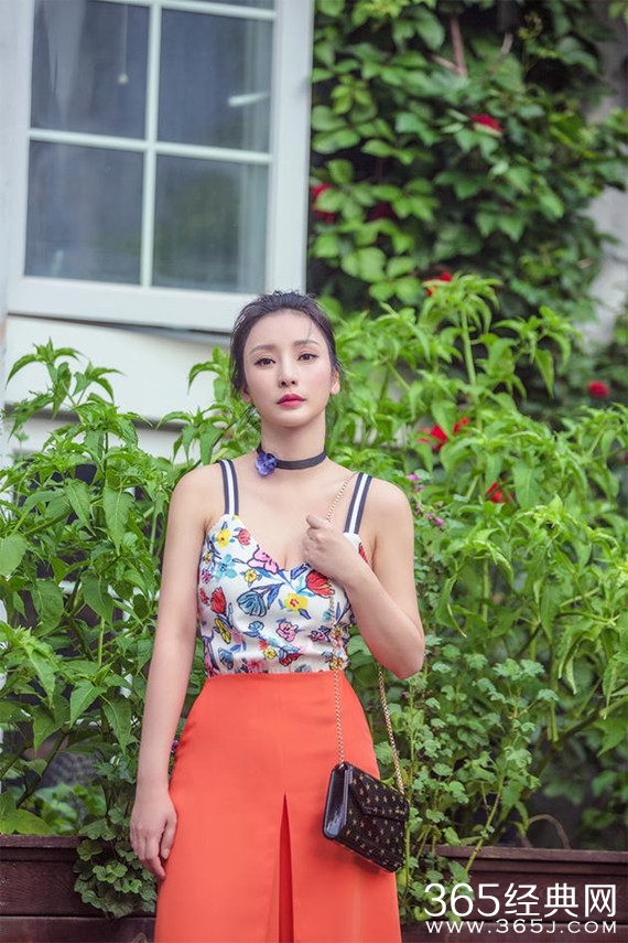 柳岩变身花仙子 花丛中小露香沟仙气足