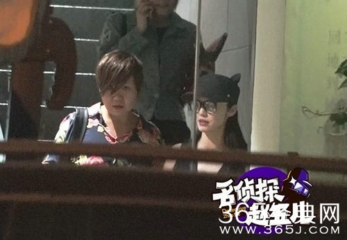 姚晨挺二胎大肚会友 穿深V短裙火辣又卖萌