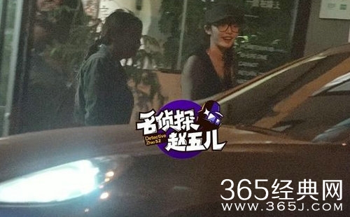 姚晨挺二胎大肚会友 穿深V短裙火辣又卖萌