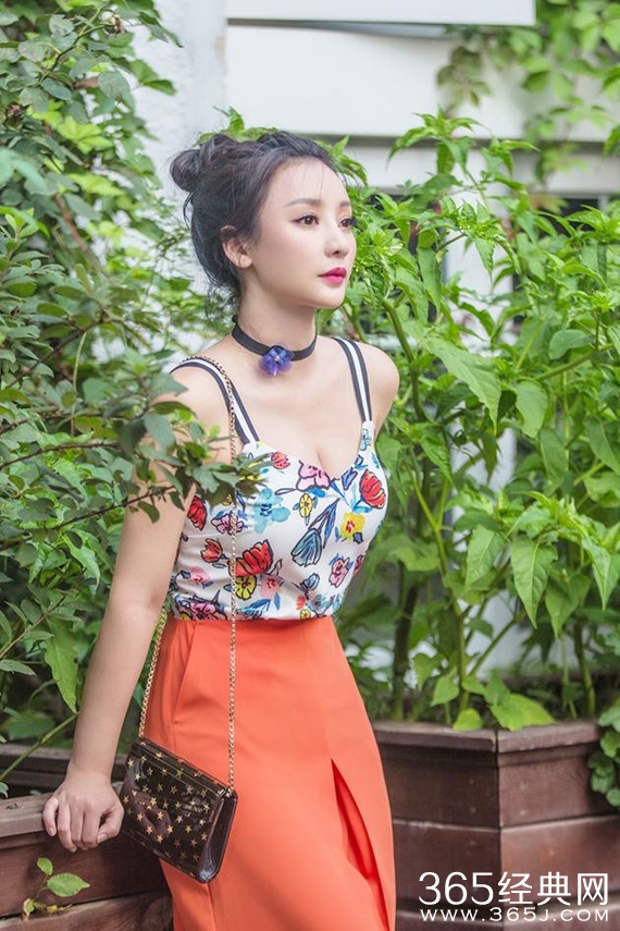 柳岩变身花仙子 花丛中小露香沟仙气足