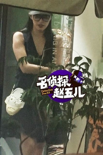 姚晨挺二胎大肚会友 穿深V短裙火辣又卖萌