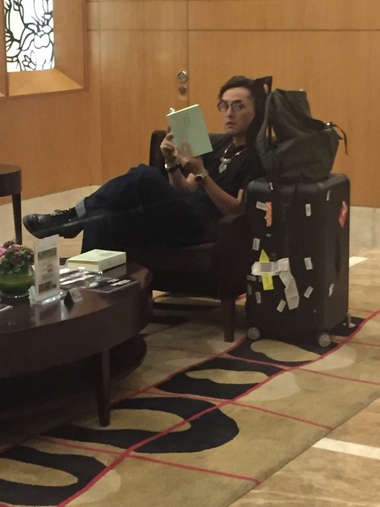网友酒店大堂偶遇胡歌 休闲装扮看书十分随性
