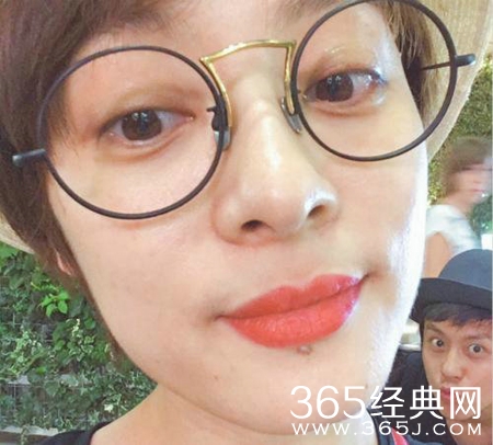 邓超晒与孙俪另类合照比脸小 被笑侃：智障